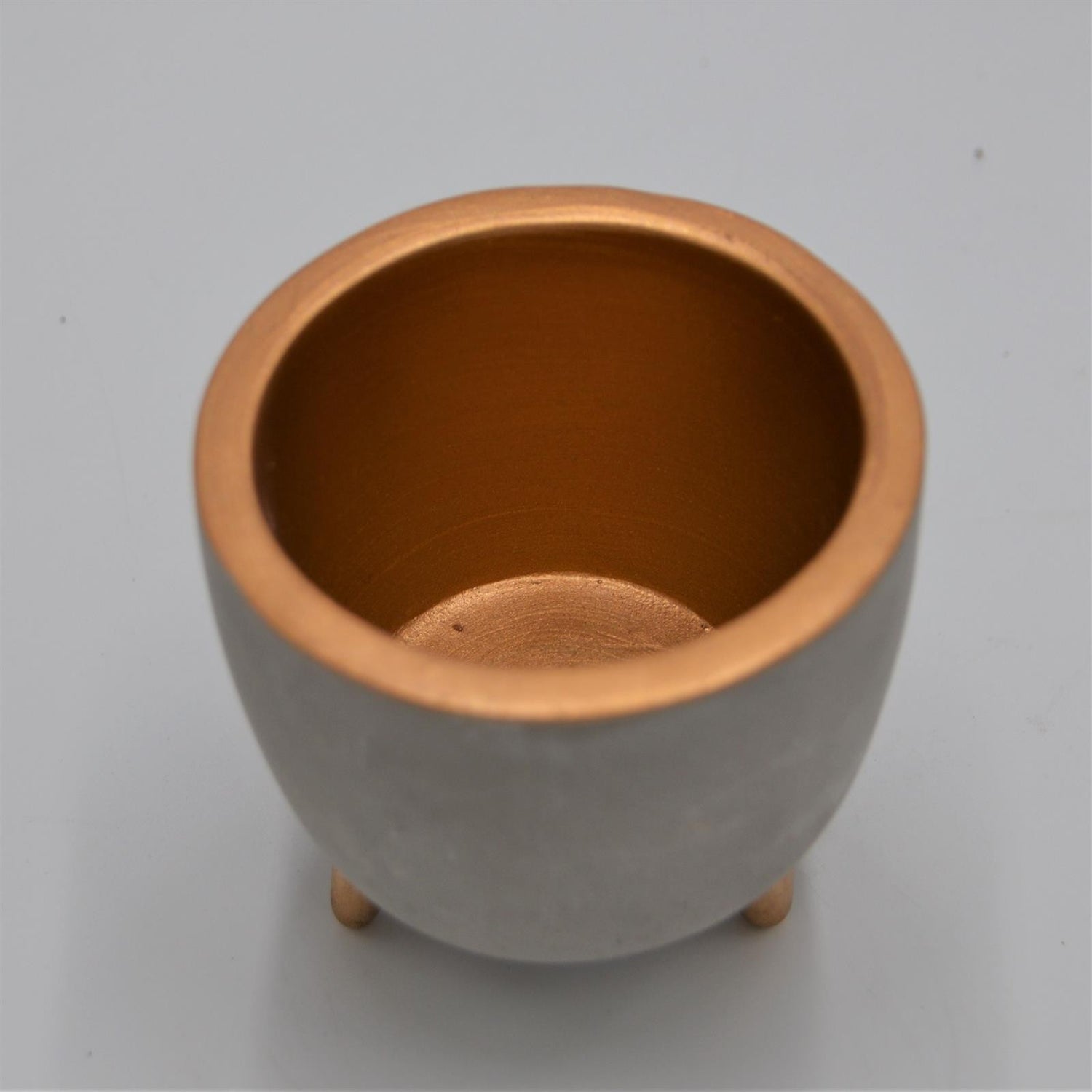 Beton Übertopf EMMA mit Füßen und Gold Akzenten für 6cm Sukkulenten